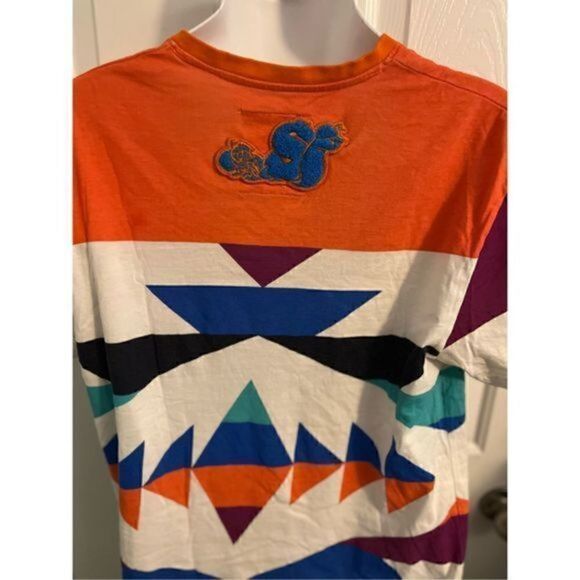 SlowBucks Geometric V-neck Short Sleeve T-Shirt. Size Large - Picture 4 of 5